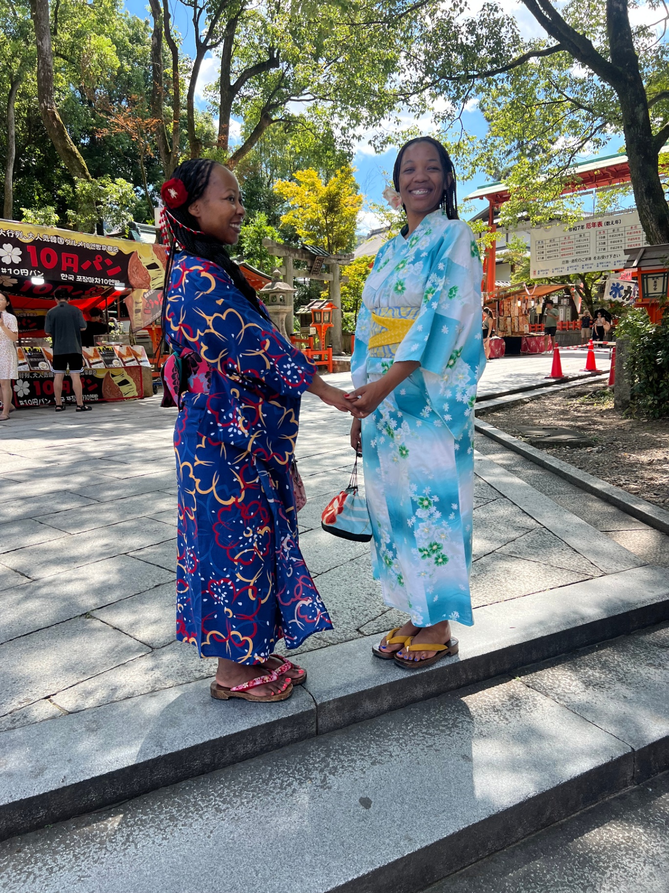 Nompilo and Nonjabulo wearing kimonos in Kyoto, Japan